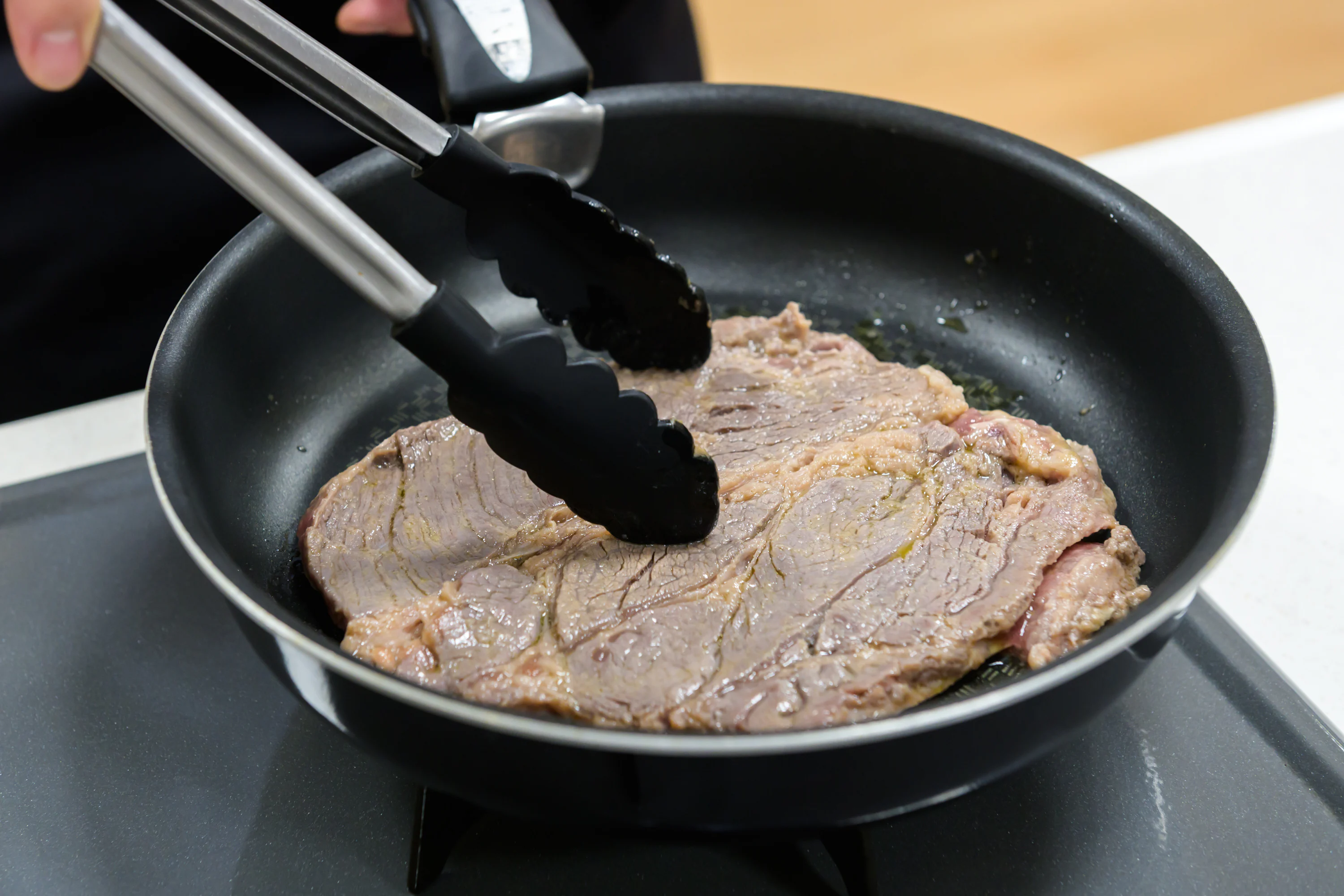 肉を焼いている様子