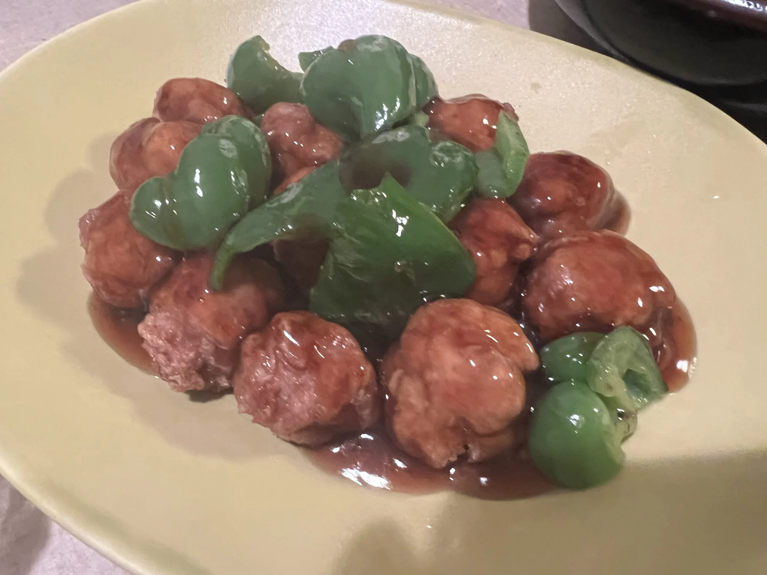 豚肉とピーマンだけの酢豚。簡素ですが、酢はこだわっています（鹿児島の玄米黒酢）