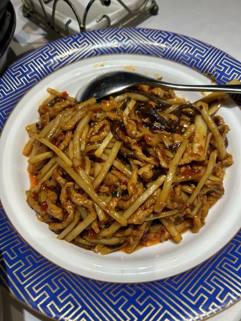 旅行中に食べた「魚香肉絲」。魚香の味付け（甘酸っぱく辛みがある）で肉・タケノコを炒めたもの。 この具材が茄子になったものが「魚香茄子」。