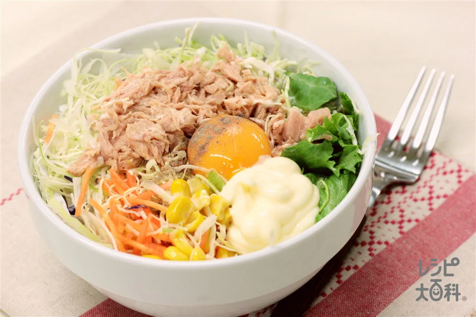 ツナ缶ユッケ丼~米の上の野菜の上のツナの上に卵~