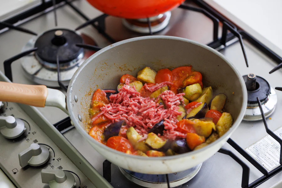 なすとトマトで、パンもごはんもおいしい「おかずスープ」