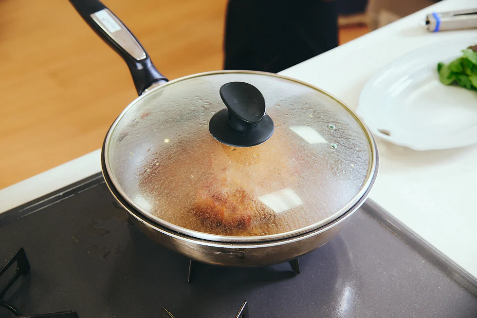 フライパンに蓋をした様子