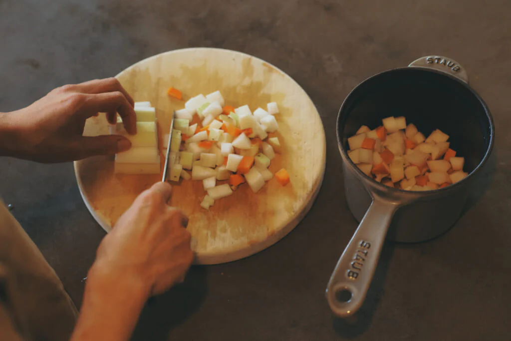 野菜は2cm角に刻んで「STAUB」の深い片手鍋へ。ワタナベさんは14cmを愛用中。