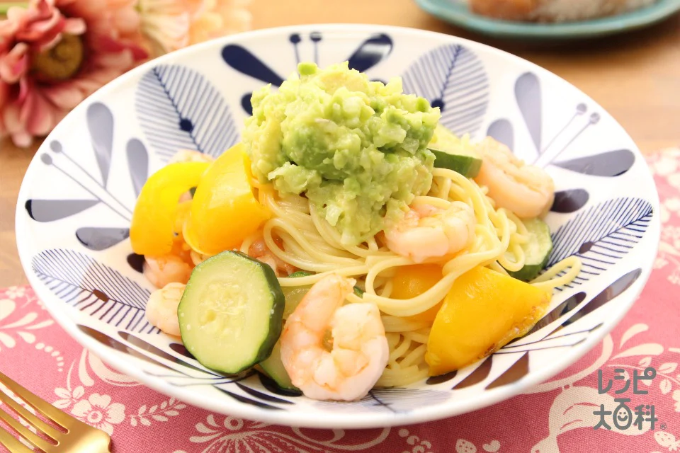 えびとズッキーニの豆乳クリームパスタ~ワカモレのせ~