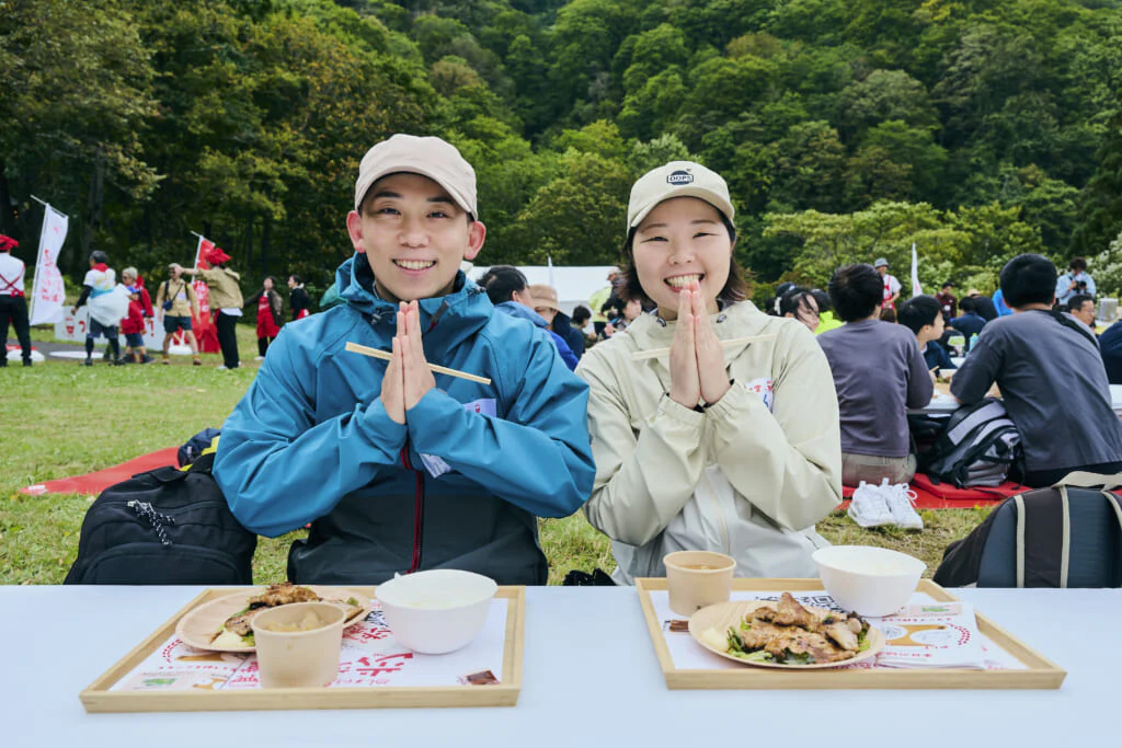 待ちに待ったご飯！ 笑顔でいただきます！