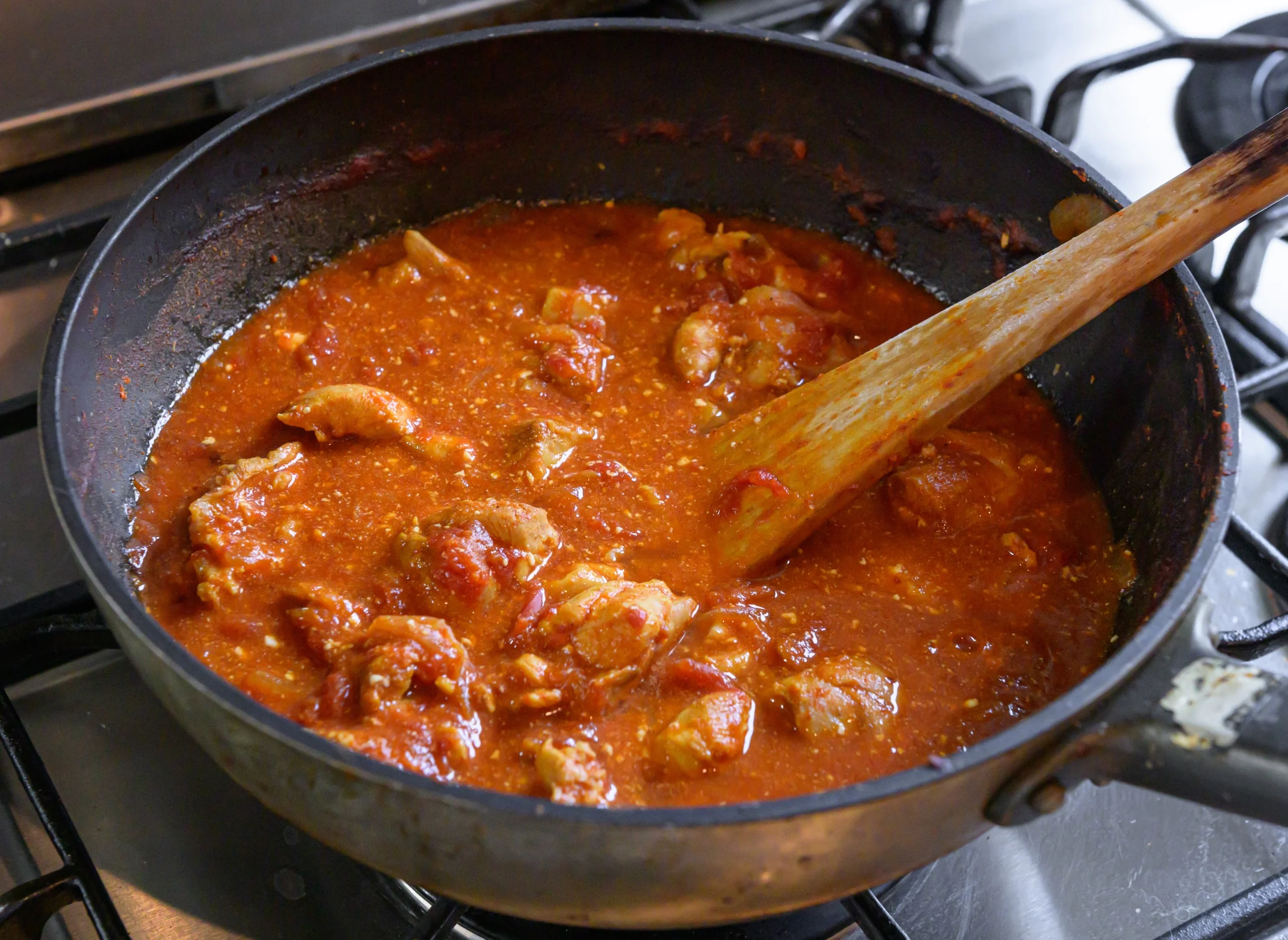 カレーを煮込む様子
