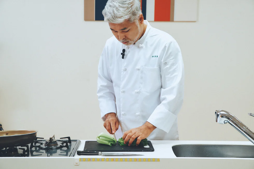 野菜の種類によっても水分量や細胞壁の強さが違う。にんじんや大根などの根菜は、細胞壁が厚く、硬いため形を保ちやすい。一方で、チンゲン菜や小松菜などの葉物野菜、キャベツやズッキーニなどは加熱すると細胞壁からすぐに水分が出て、シナシナになりやすい
