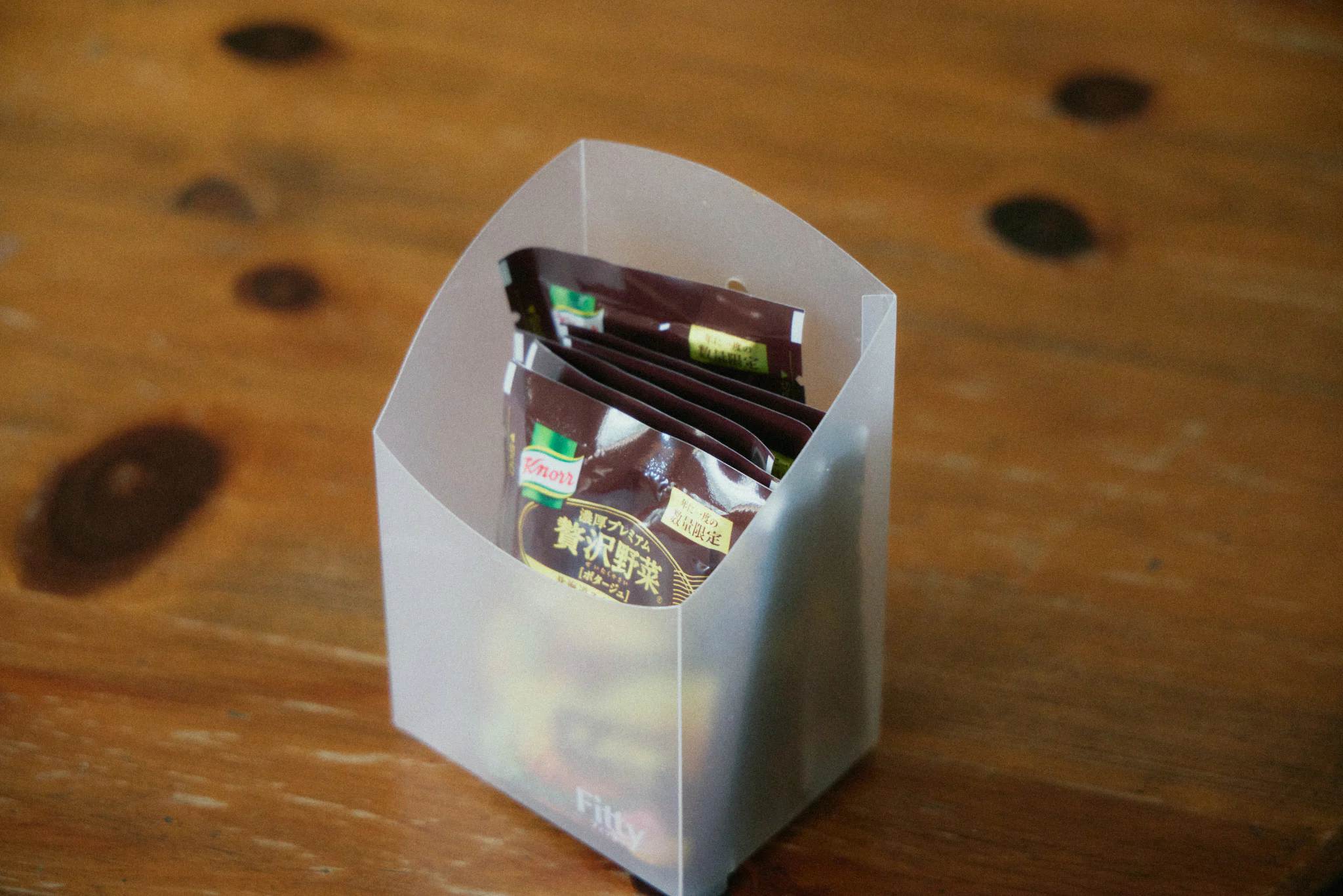 「クノール®贅沢野菜®」が入っている専用ケース