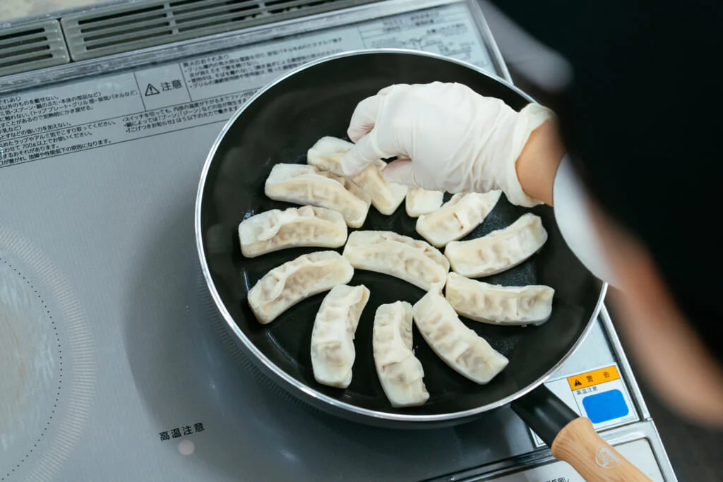 ガスとIHでそれぞれ実践!「ギョーザ」をきれいに焼くコツ