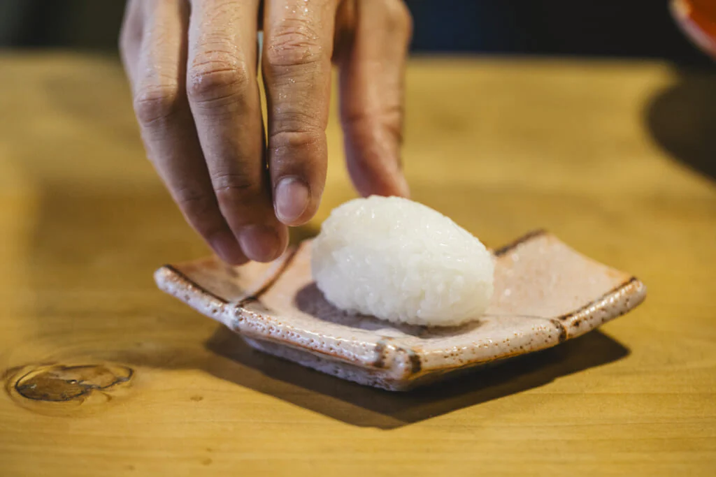 「そ/s/kawahigashi」の看板料理、塩むすび。一粒一粒がふっくらと立ち、口に運ぶとほわりとほどけ、米の甘みを感じる逸品。