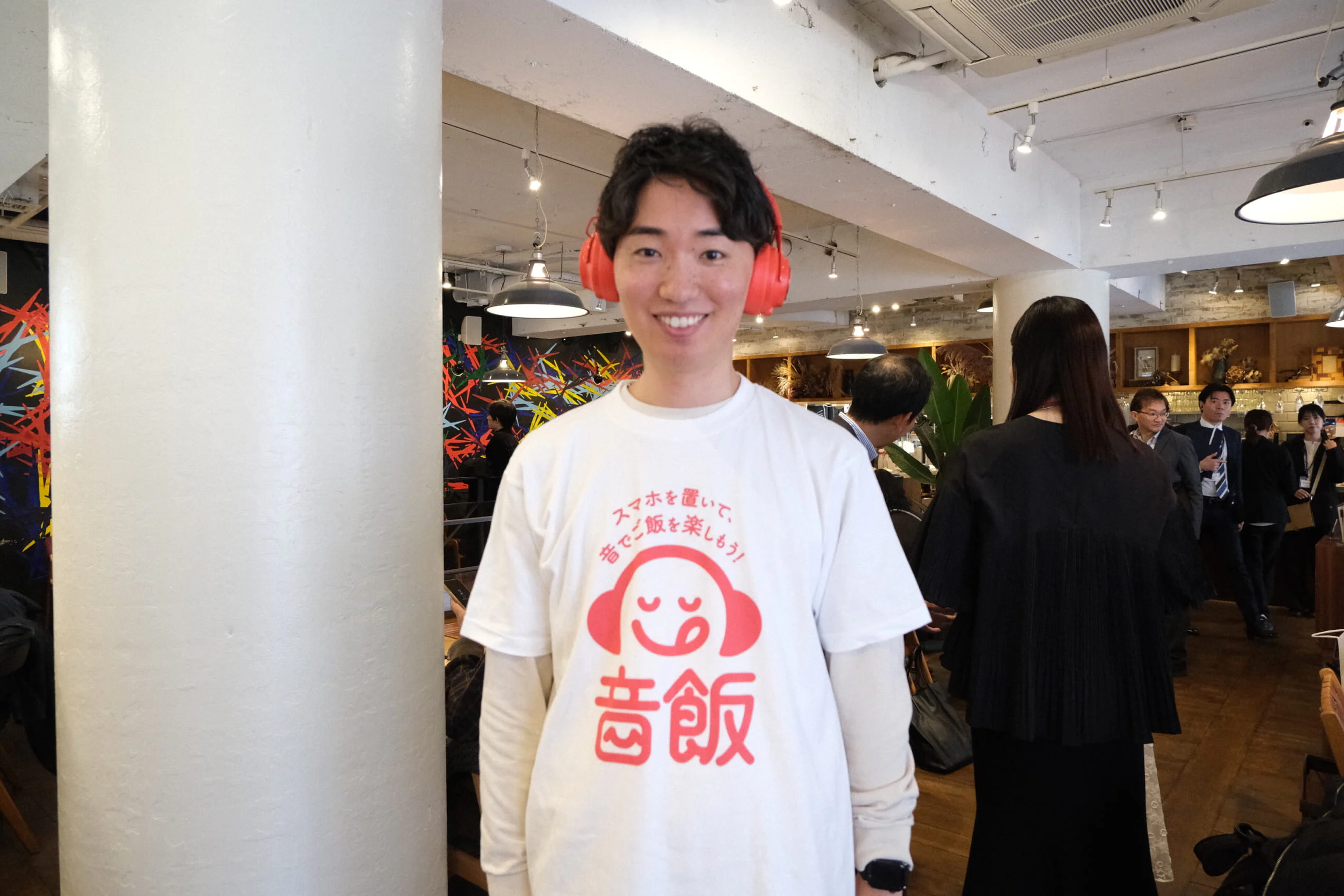 「スマホ見ながら飯」をやめたら
何が起きる?ラジオ好き社員が
考えた、新しい食事のスタイル