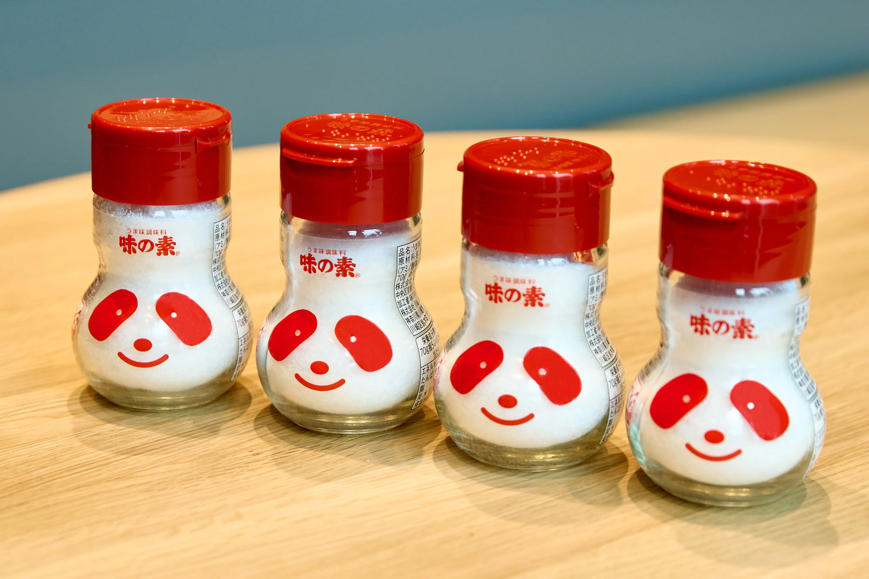 「アジパンダ®」の顔が印刷された「アジパンダ®」瓶が4つ並んだ様子