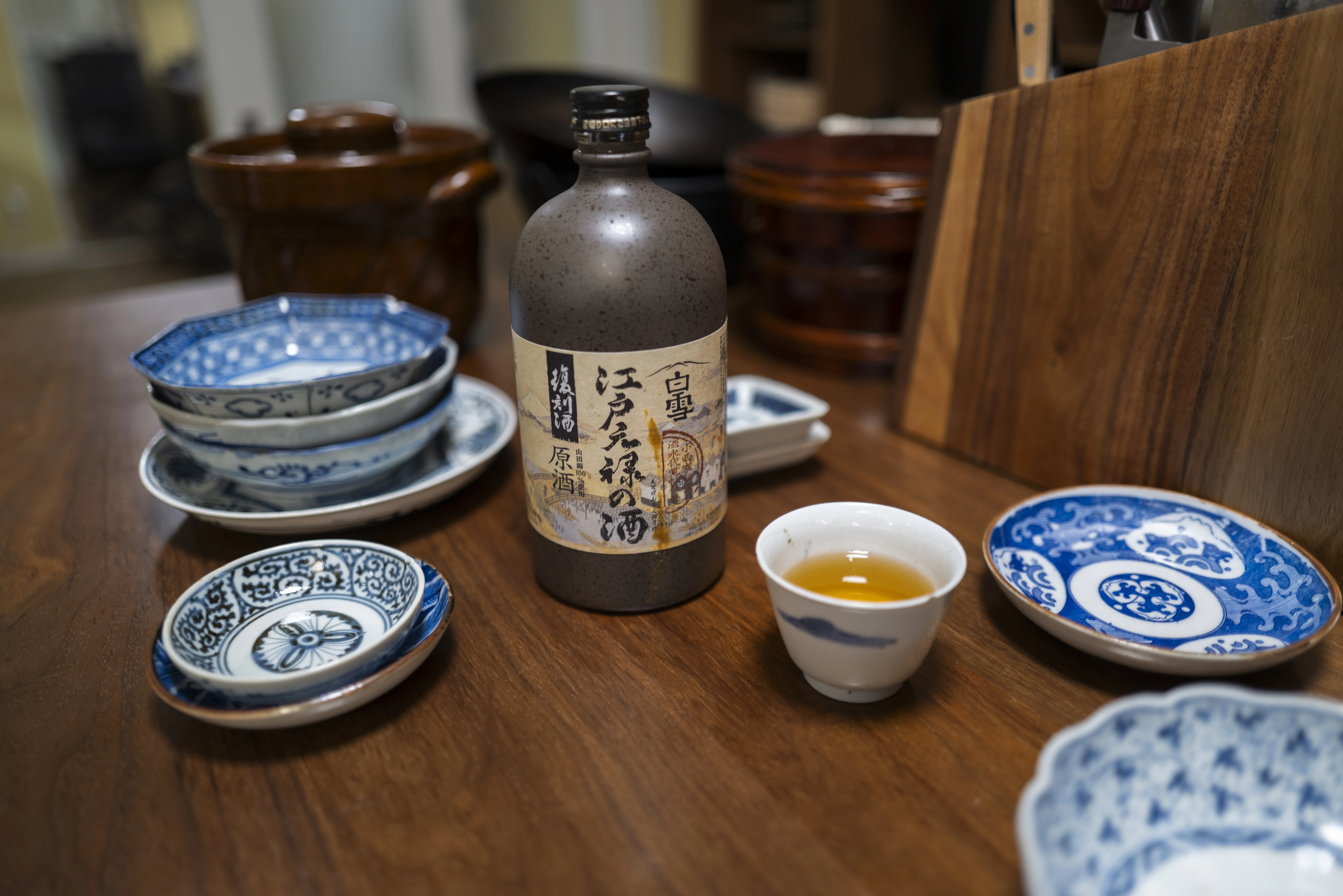 江戸時代の古い器と、古文献をもとに江戸元禄時代の製法を再現して作られた日本酒の瓶と、そのお酒が入ったお猪口の画像