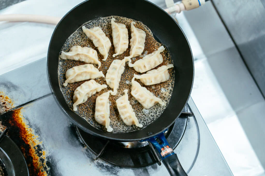 ガスとIHでそれぞれ実践！「ギョーザ」をきれいに焼くコツ