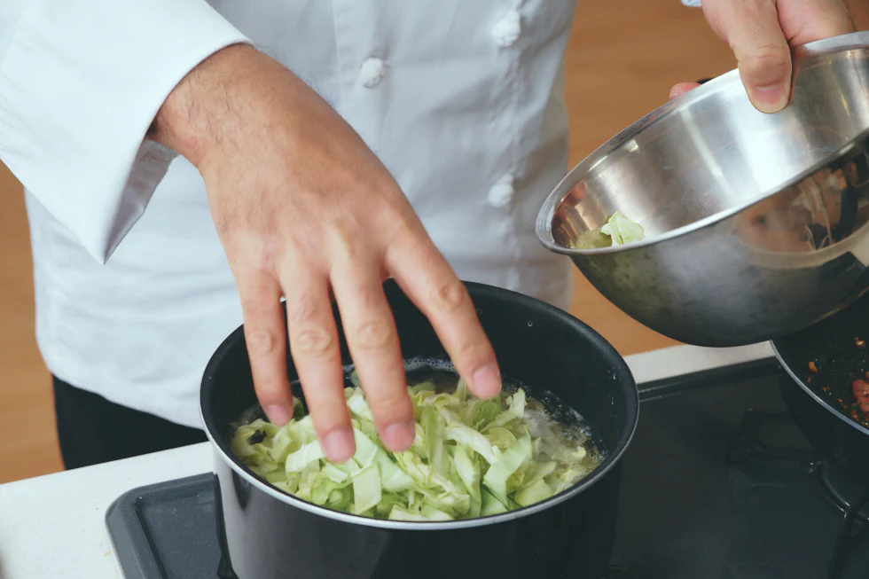 パスタがゆであがる2分前にキャベツの軸、1分前に葉を入れて、一緒にゆでます