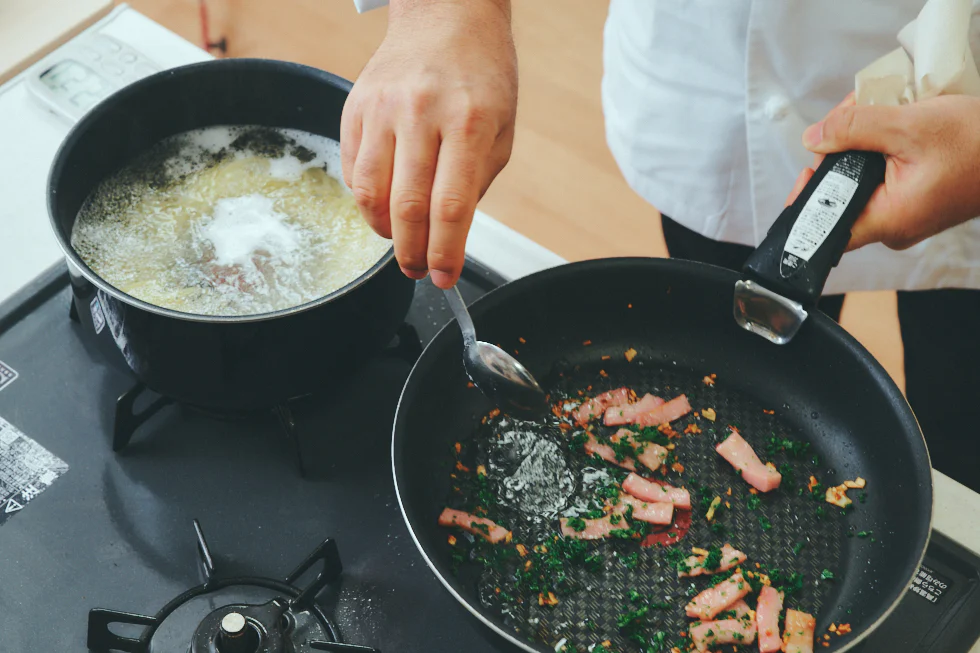 火を止め、パスタのゆで汁を大さじ2ほど加えて「ほんだし®︎」を溶かします