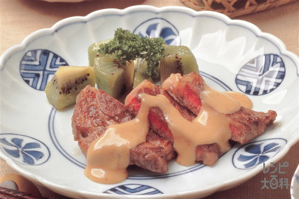 ミニステーキとキウイのピリ辛みそマヨネーズ