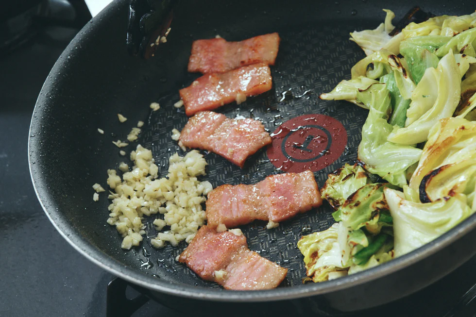 ベーコンも焼き色をつけると香ばしさが増す