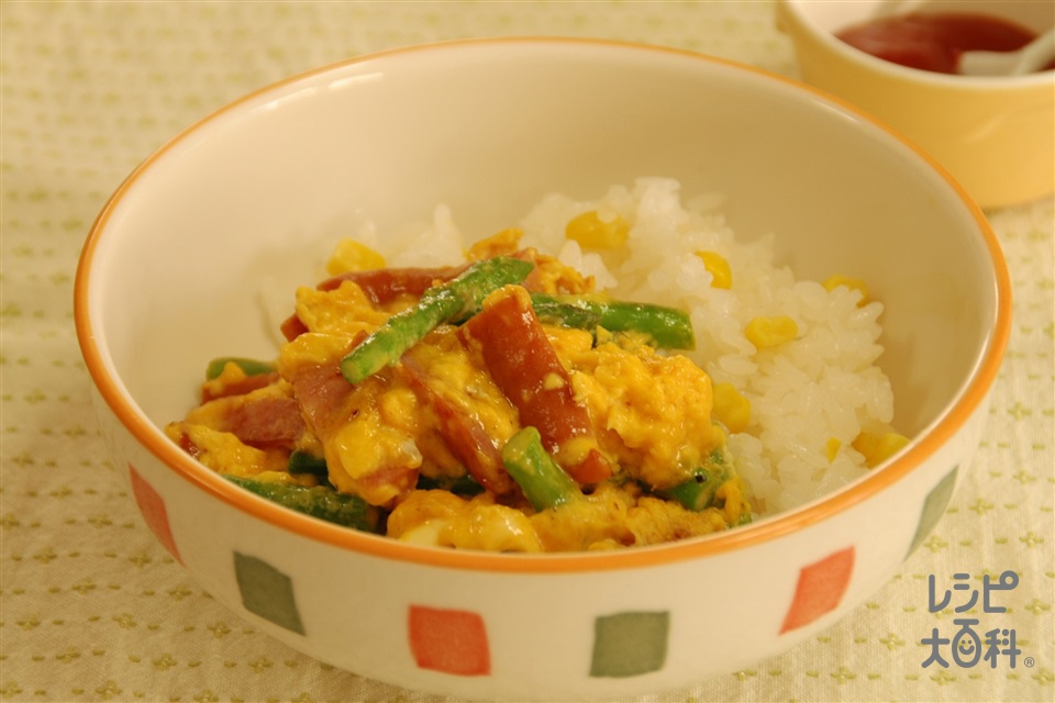 ソーセージとミニアスパラのマヨエッグ丼