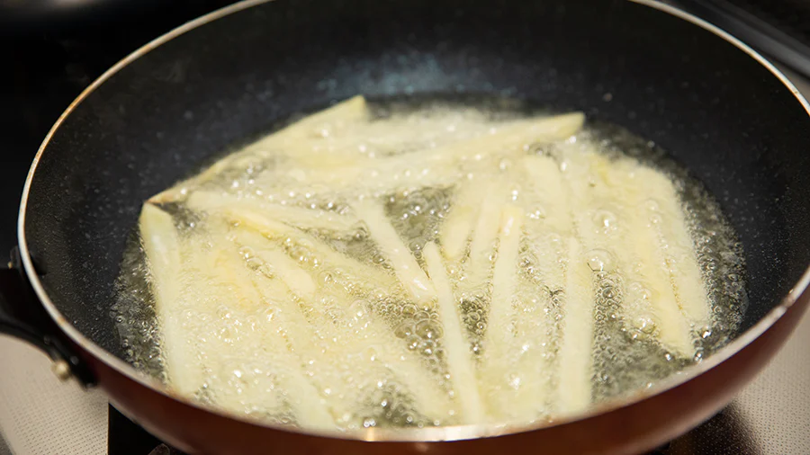 食べ出したらとまらない♪「やみつきフライドポテト」の作り方