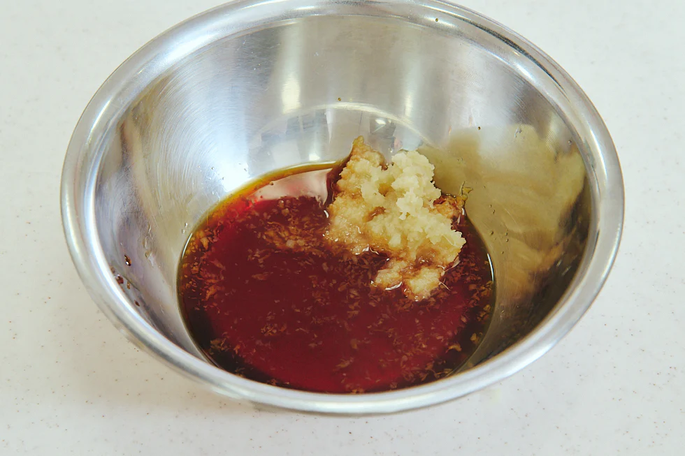 醤油が入ったボウルに生姜が入っている様子