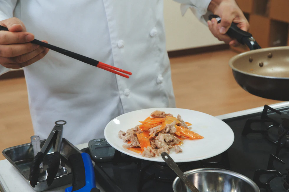 肉は赤い部分がなくなり、にんじんは少し歯ごたえが残っている状態が、一度取り出す目安。このあとに予熱や再加熱でさらに火を通すため