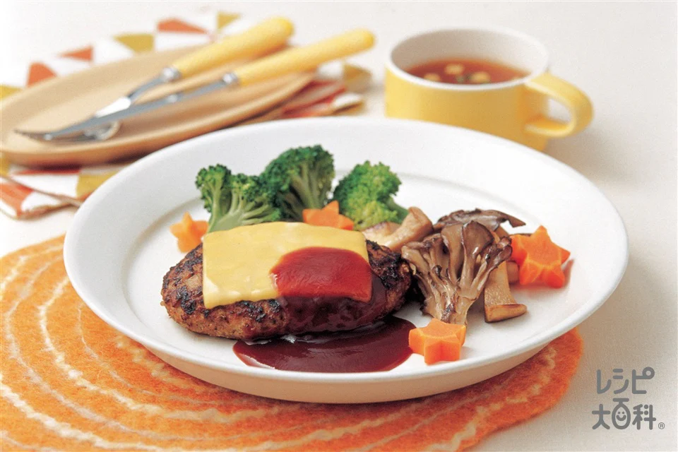 洋食屋さんのきのこ入りチーズハンバーグ きのこのソテーを添えて