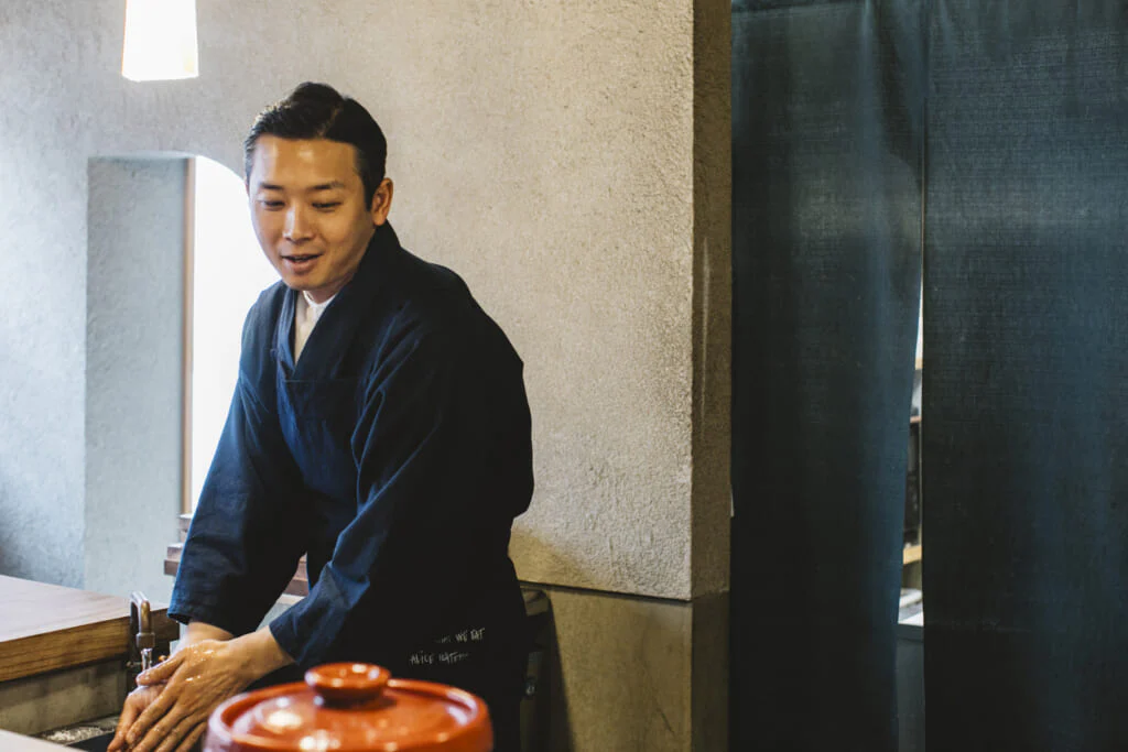 仕事で家にいない時間がほとんどでも、父親の存在は大きかったと話す中東さん。「厳しさや怖さを感じつつも、たまの休みに父に突然連れて行かれる山の中での原始的なバーベキュー(笑)や、毎回父や兄たちと食の話でディベートのように盛り上がった時間は、いい思い出ですね」