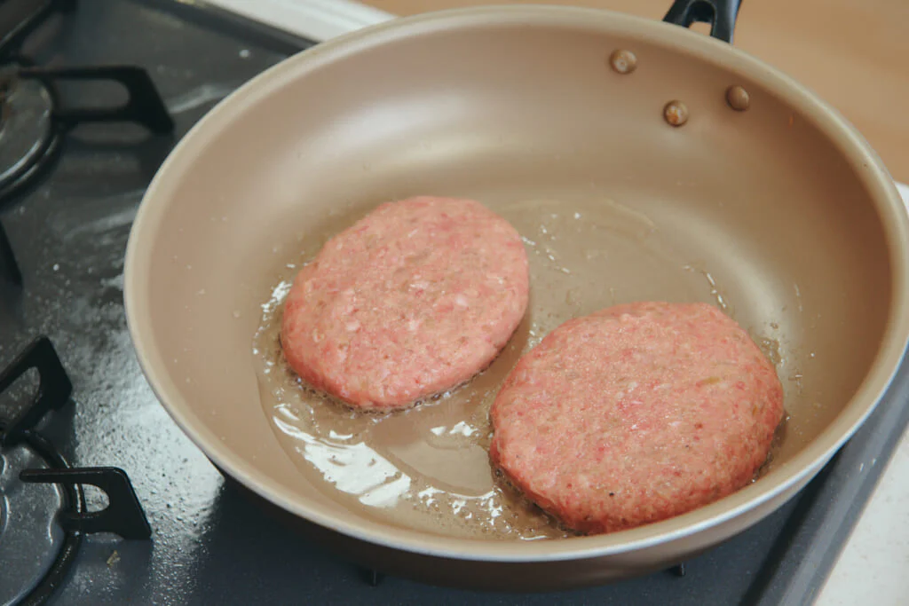 焼きはじめは特にくずれやすいので、動かさない