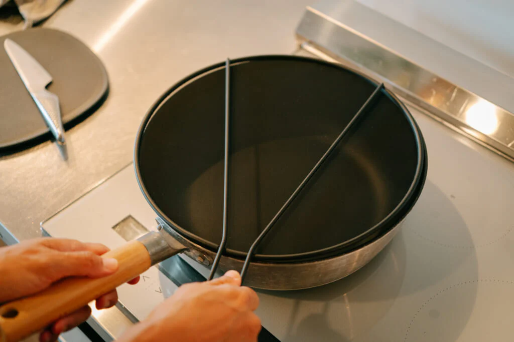 212 KITCHEN STOREで見つけた、「調理具合がよく見える油はねガードネット」。