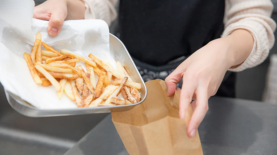 食べ出したらとまらない♪「やみつきフライドポテト」の作り方
