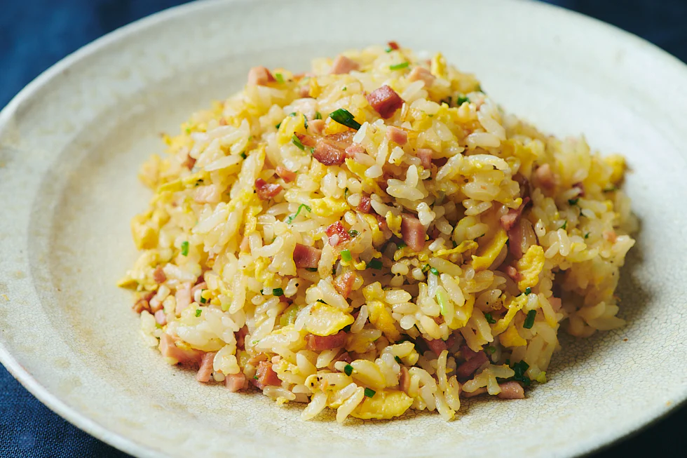 お皿に盛り付けられた炒飯