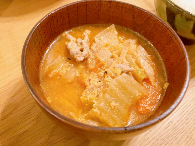 前日作ったオニオンスープに、豆乳を足したもの