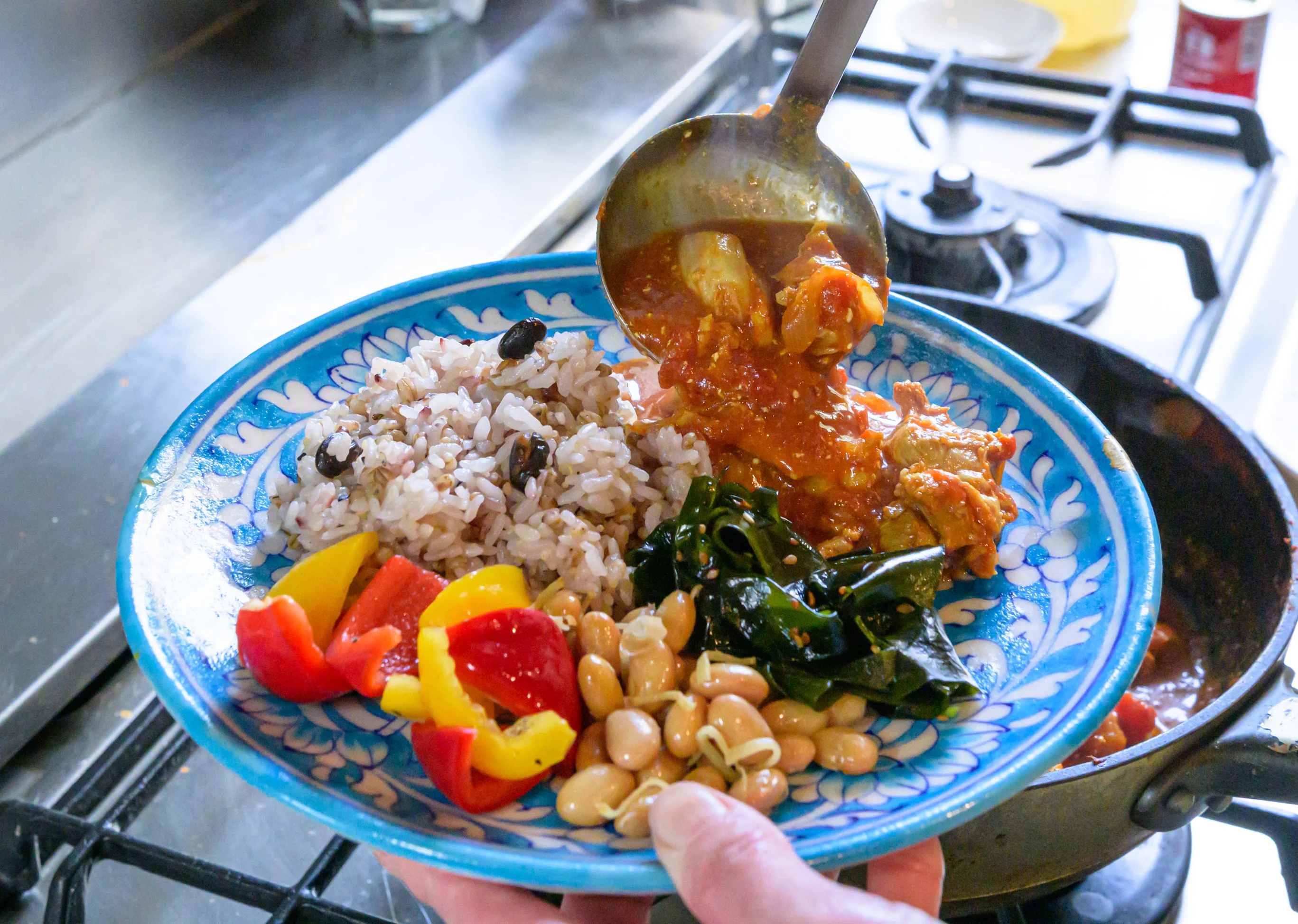 カレーをよそう様子