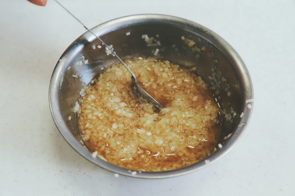 熱い油が怖いという方は、火を止めてから材料を鍋に直接入れて混ぜるのでもOK。この場合、鍋の余熱がねぎに伝わるため、シャキシャキ感が失われる可能性が。安全性とねぎの食感の好みで調理法を変えるのがオススメ