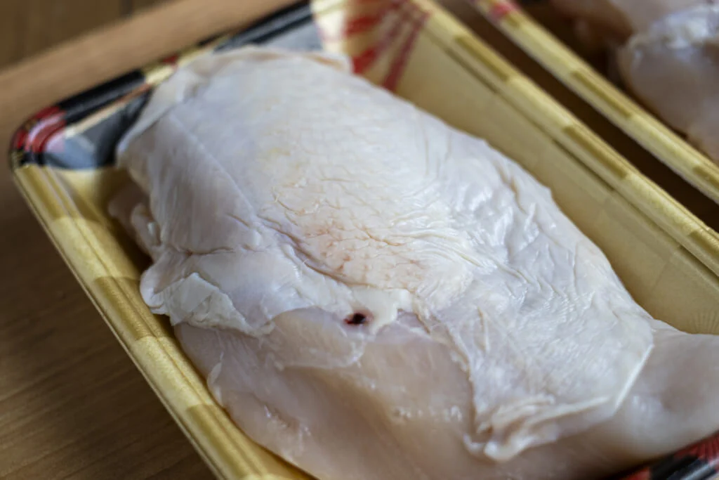 鮮度が落ちると皮は白っぽくなる