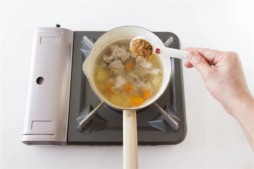 豚肉とじゃがいもの簡単おみそ汁のつくり方_3_1