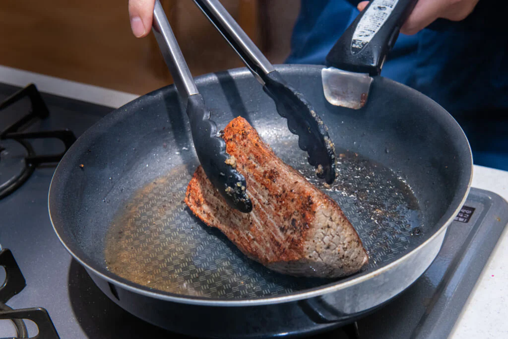 再び肉を入れて、全体に焼色をしっかりつける