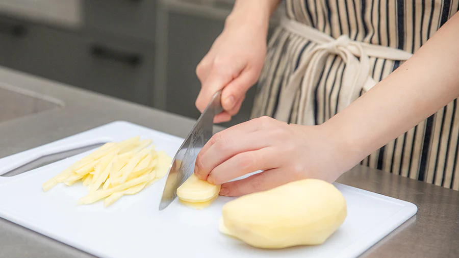 食べ出したらとまらない♪「やみつきフライドポテト」の作り方