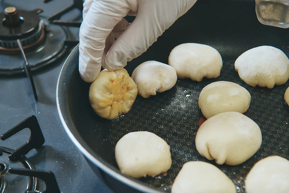 フライパンで焼く様子