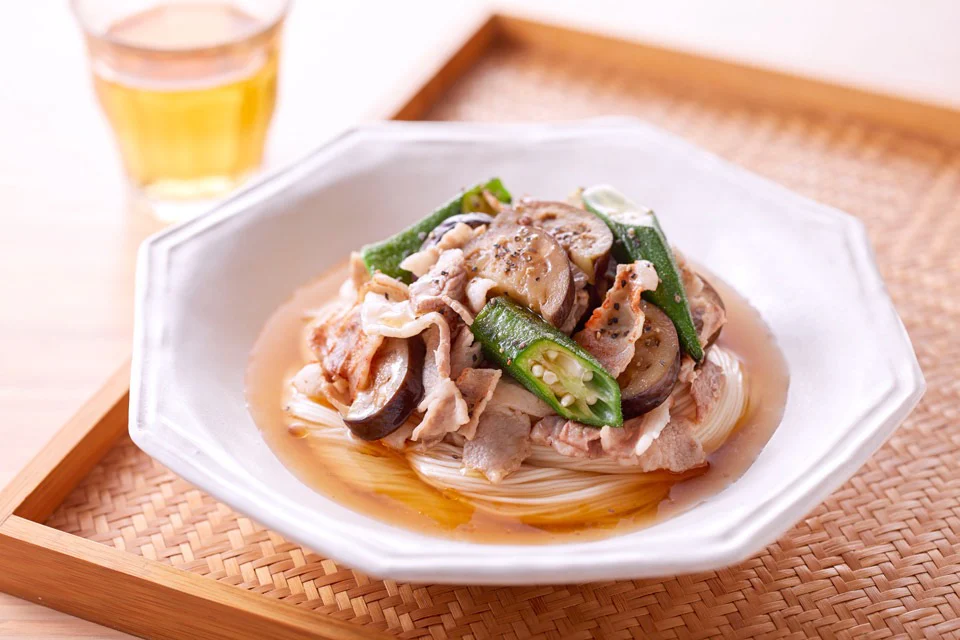 なす×そうめんの人気レシピ5選
夏にうれしい簡単アレンジで
いつものそうめんが大変身