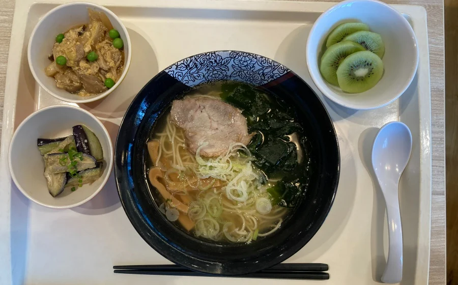 ある日の昼食。塩分の多いラーメンに合わせてキウイでカリウムを摂取するなど、小鉢で栄養のバランスをとる