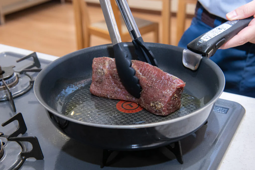 常温のフライパンに牛モモ肉を入れる