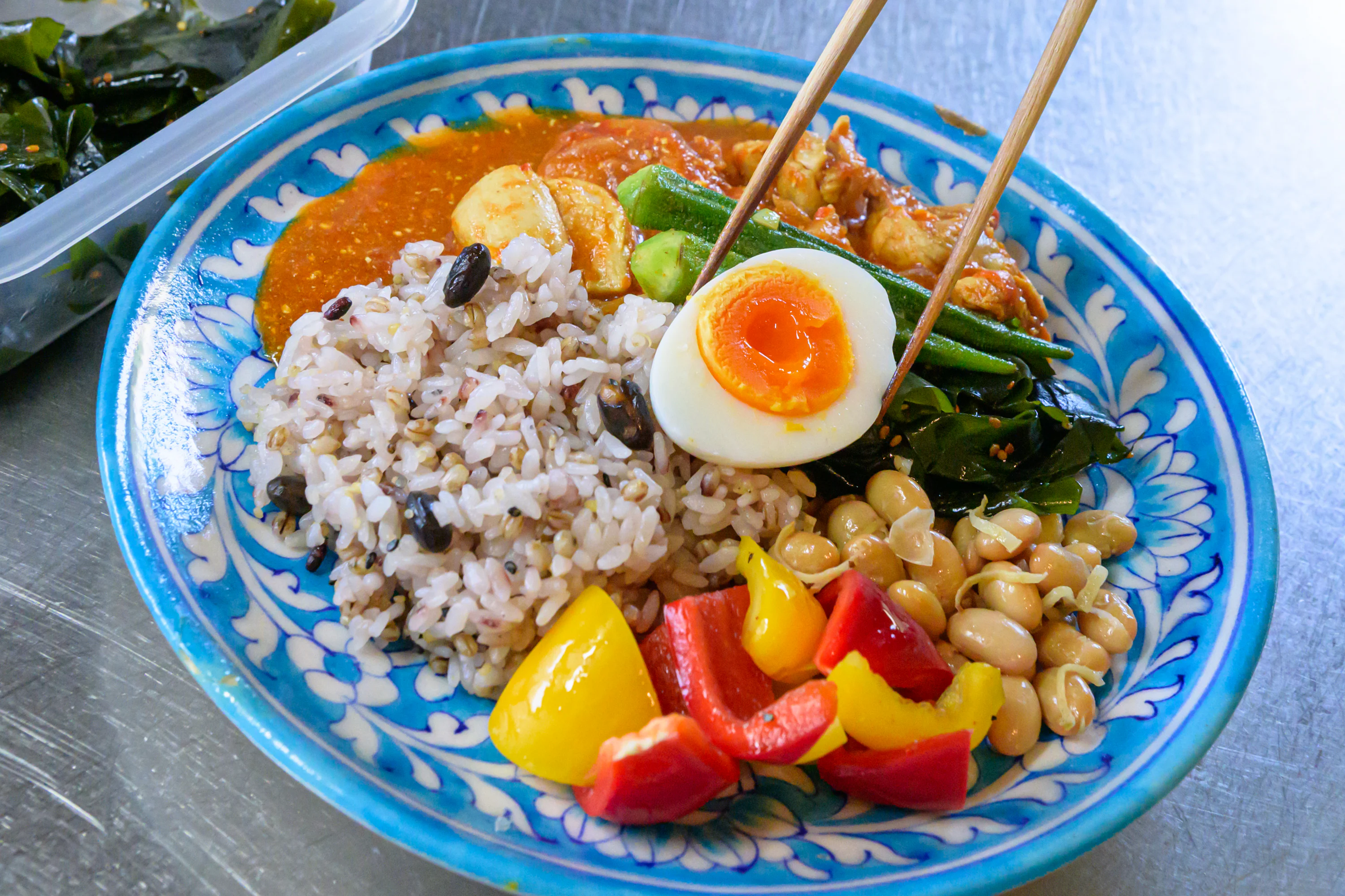 お皿におかずといっしょに盛り付けられたカレー