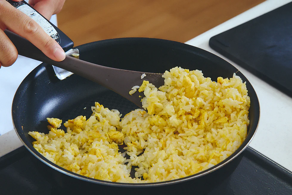 炒めたご飯がパラパラになってきている様子
