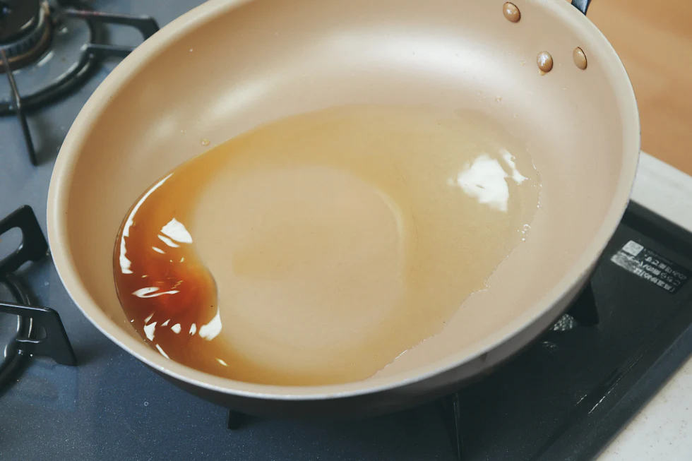 フライパンを回しながら温めて、ごま油に熱を均一にいきわたらせる