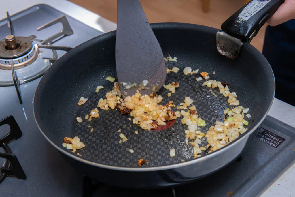 熱したフライパンでにんにく、玉ねぎを炒めてたれをつくる