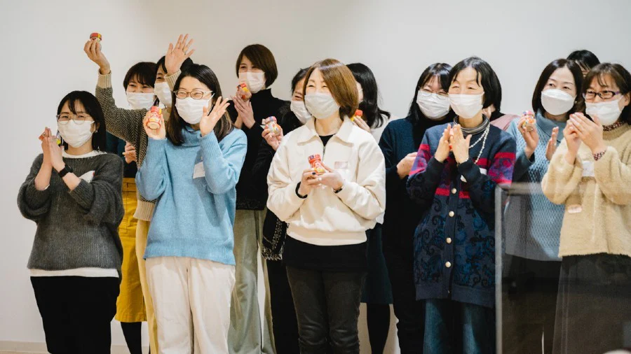 バスに乗って、工場見学ツアーへレッツゴー♪