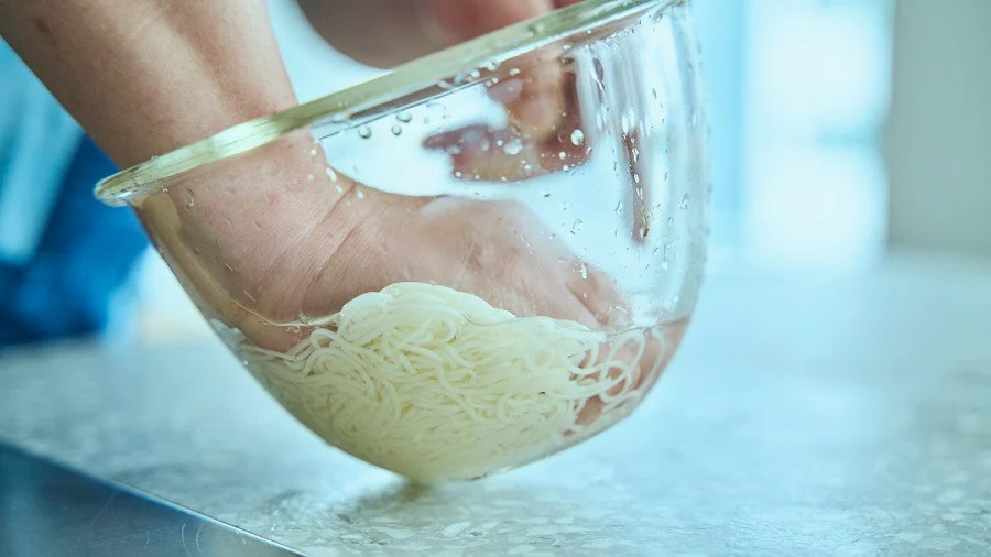 そうめんを絞って水分を切る