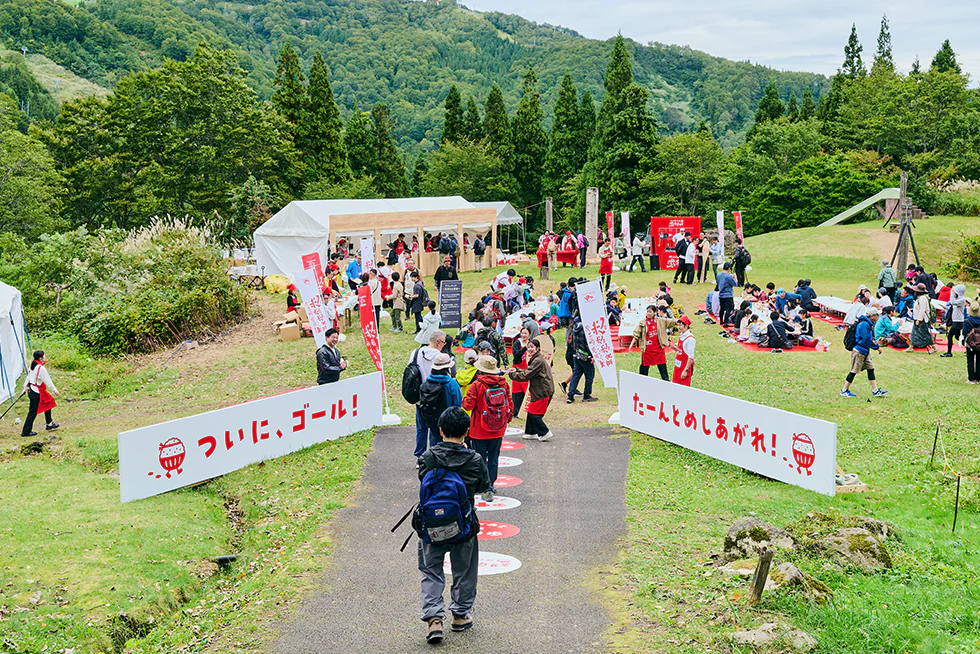 入店から「いただきます」まで2.5km？
1日限定の超巨大食堂で味わう
新潟の味覚と絶景